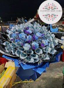 Deluxe Cash Bouquet with Sky Blue Carnations
