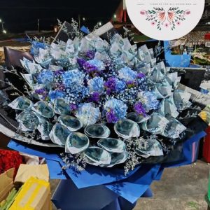Deluxe Cash Bouquet with Sky Blue Carnations